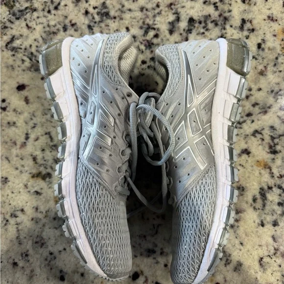 Size 10.5 - ASICS GEL-Quantum 180 2 Mid
Gray - Picture 4 of 5